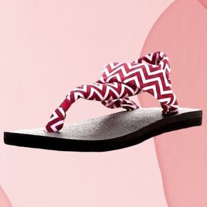 Sanuk Yoga Slingback Sandals 10 Magenta Chevron